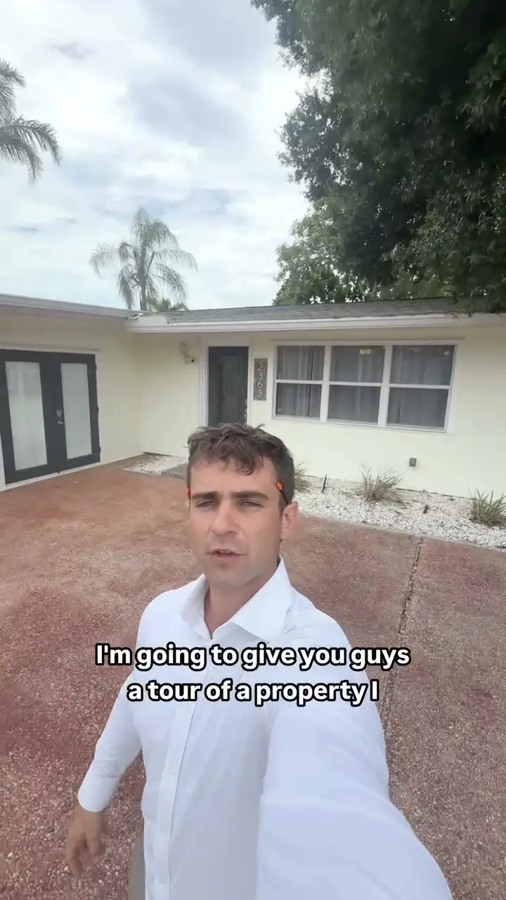 Richard in front of a single-family home starting a tour